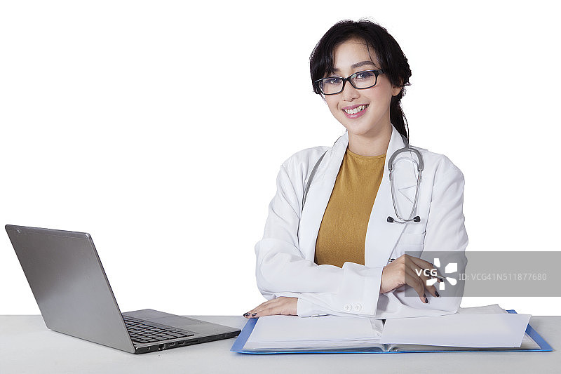 女医生对着镜头微笑图片素材