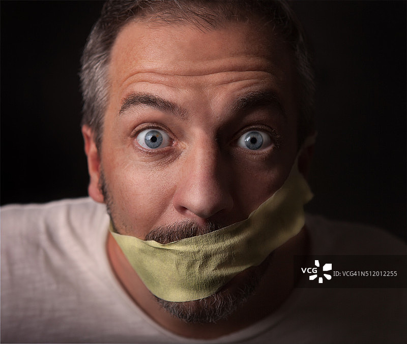 被堵嘴的男人图片素材