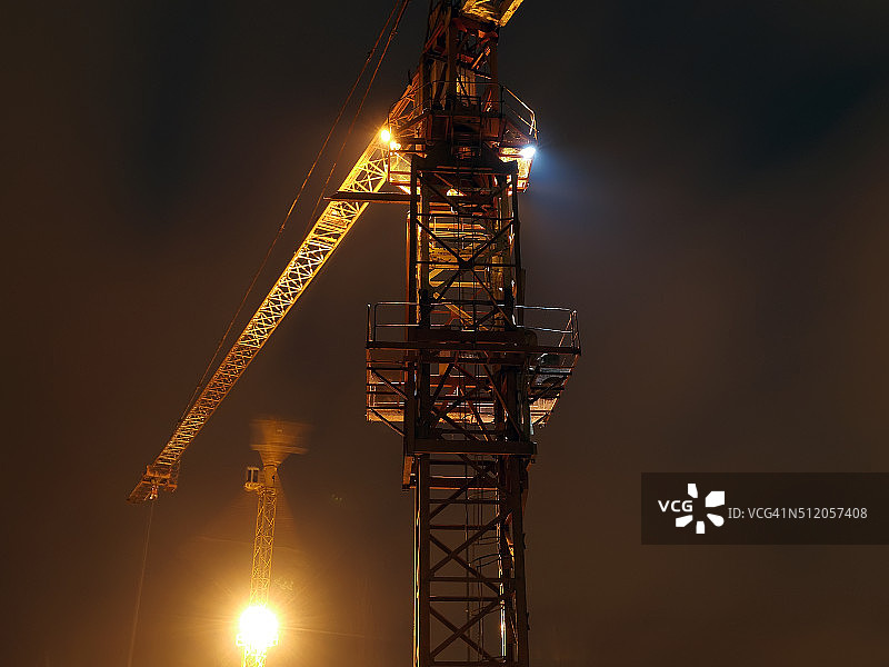 夜晚的起重机图片素材