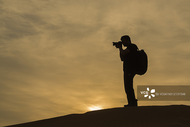 摄影师在迪拜沙漠拍摄图片素材