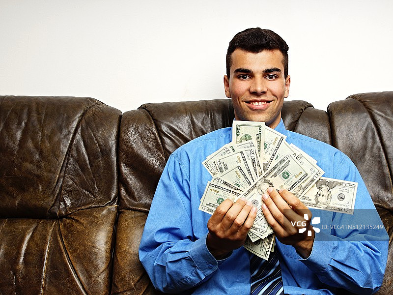 年轻男子展示金钱图片素材