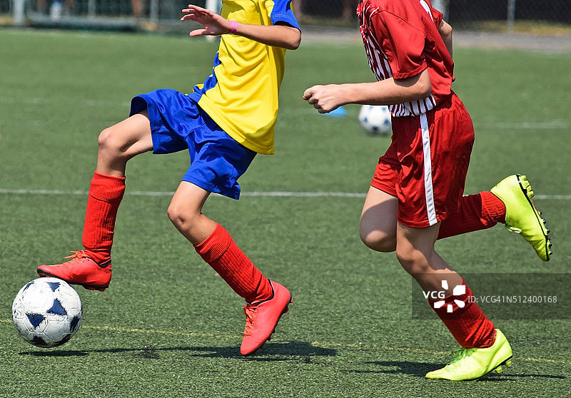 孩子们在踢足球图片素材