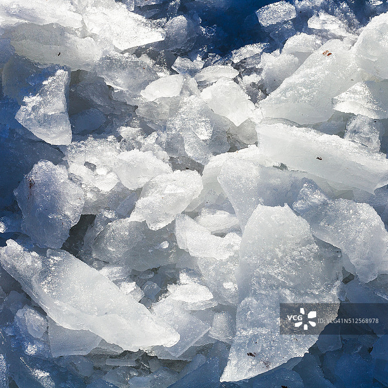 冰冻河流上的碎冰块图片素材
