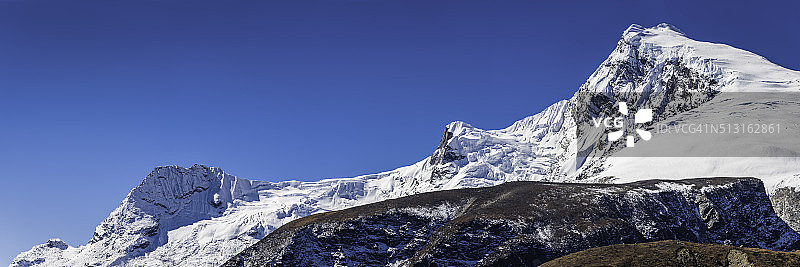 喜马拉雅山脉尼泊尔高耸的白色冬季山峰冰川图片素材