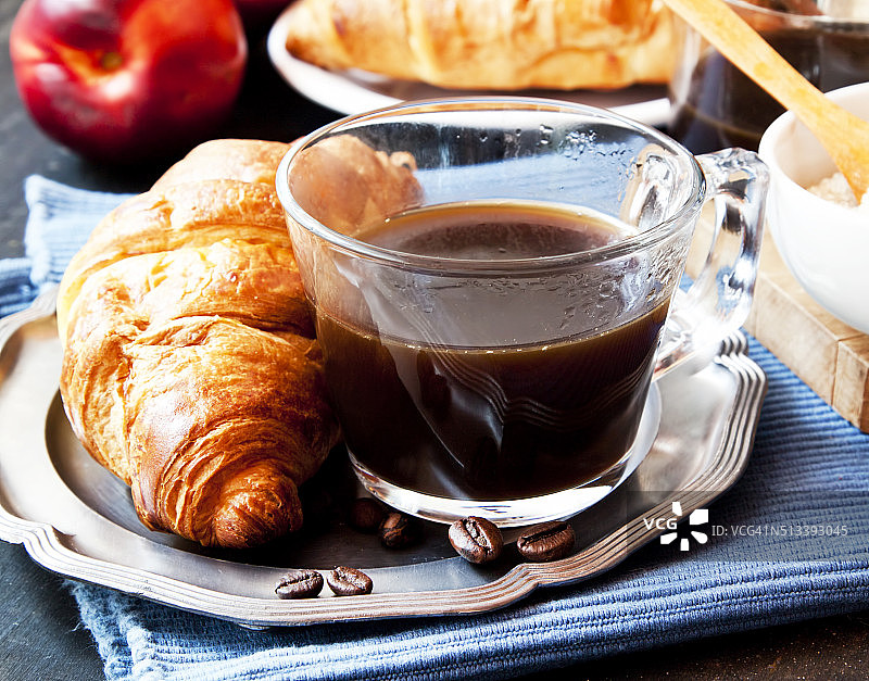 咖啡和羊角面包的早餐图片素材