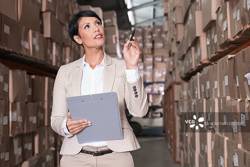 仓库经理正在检查库存图片素材