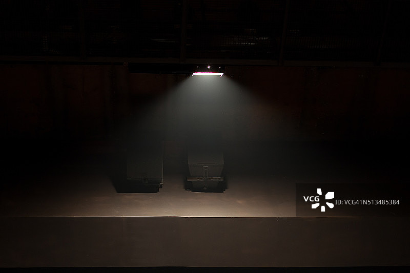 剧院舞台上的聚光灯图片素材