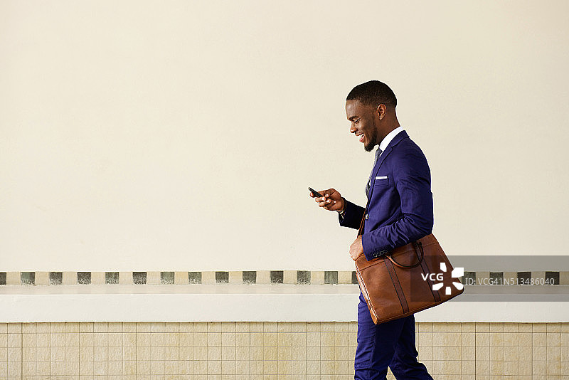 年轻男人用手机发送短信图片素材