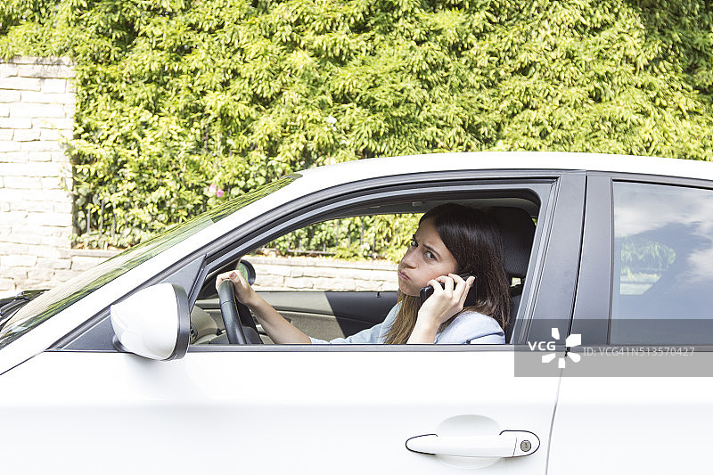 在车里打电话的不开心女人图片素材
