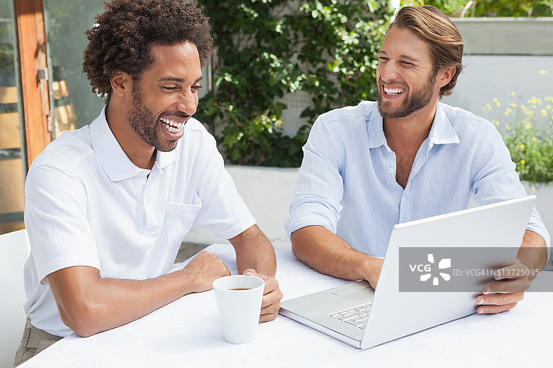 两个朋友一起喝咖啡，使用笔记本电脑图片素材