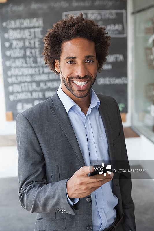 发短信的英俊商人图片素材