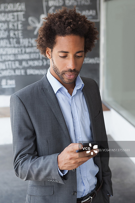 发短信的英俊商人图片素材