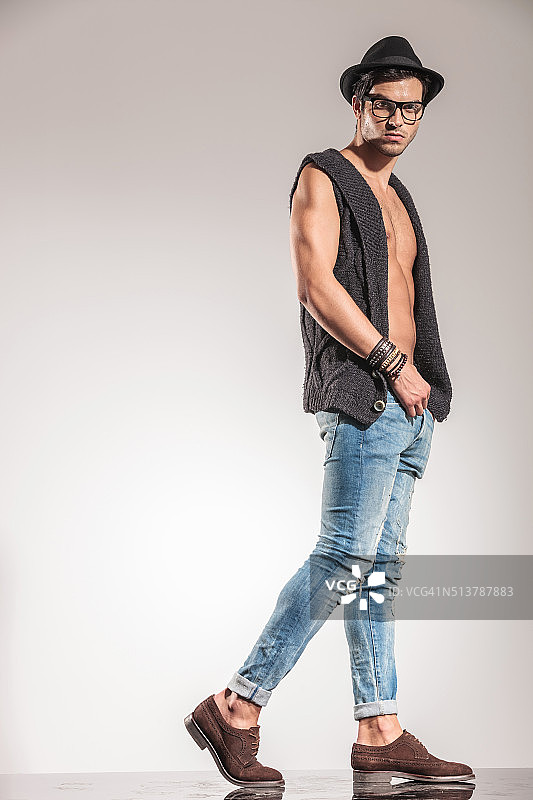 戴帽子和眼镜，手扶腰带的男人图片素材