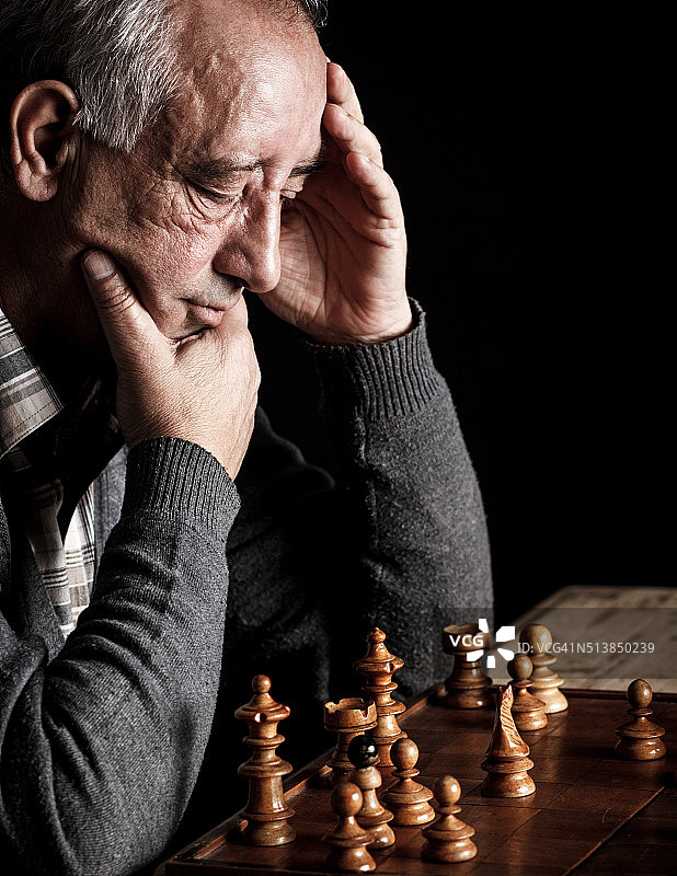 老年男人下棋图片素材