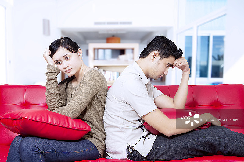 亚洲夫妇在家争吵图片素材