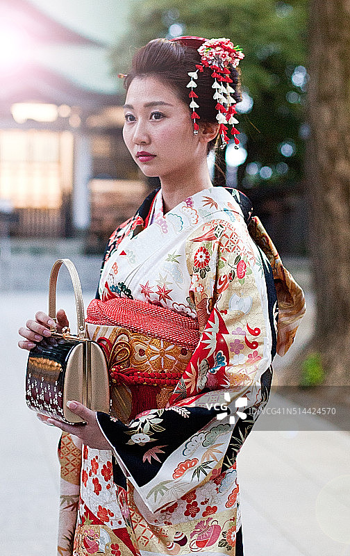 身穿和服的日本女人，拍摄于日本东京图片素材