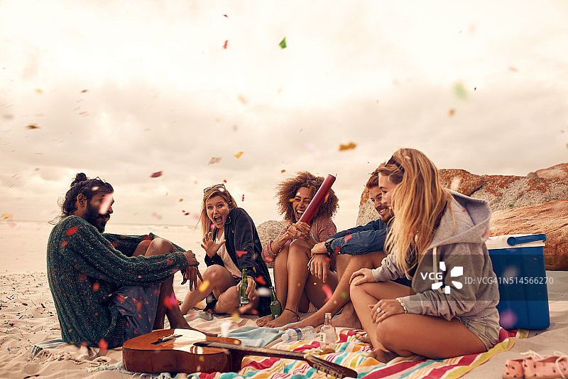 沙滩派对上的挚友图片素材