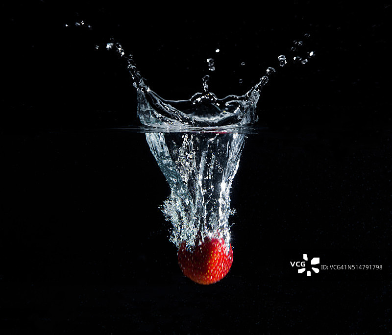 草莓飞溅效果图片素材