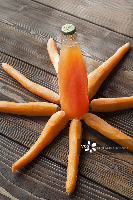 一杯清爽的自制胡萝卜汁图片素材