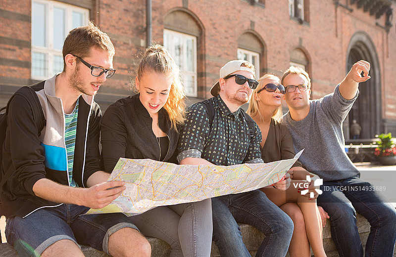 市中心的朋友们图片素材