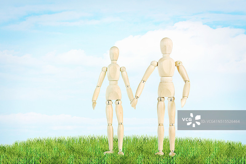 快乐情侣站在户外绿草坪上图片素材