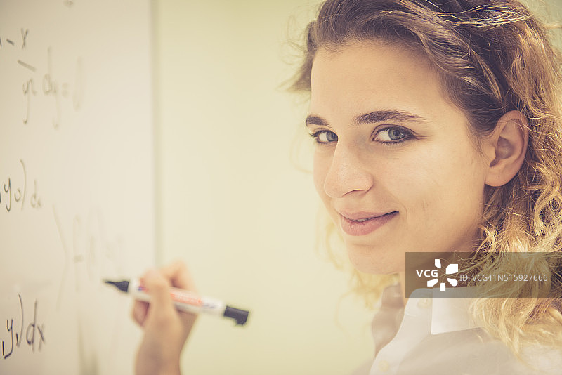 在土耳其伊斯坦布尔的中学、大学里做数学题的漂亮女人图片素材