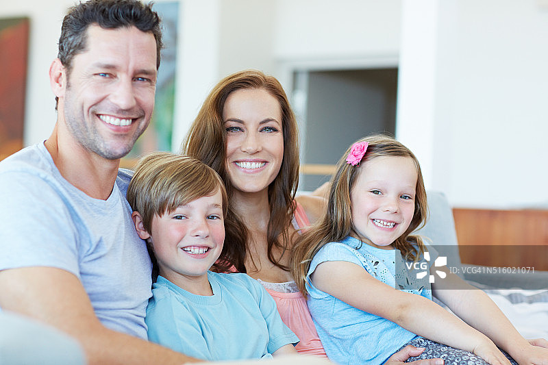 年轻的家庭快乐图片素材