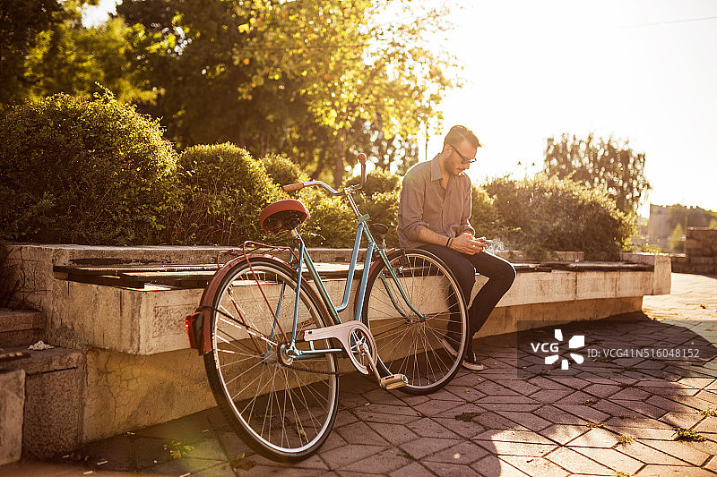在公园里骑自行车的男人图片素材