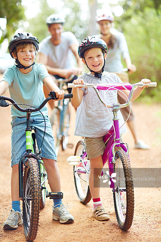 旅途中陪伴小妹妹图片素材