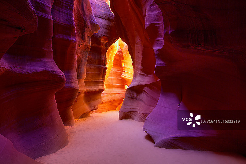 羚羊峡谷位于亚利桑那州佩吉附近的纳瓦霍族土地上图片素材