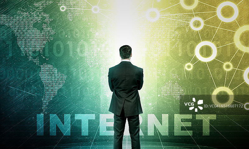 站在全息屏幕前的商人图片素材