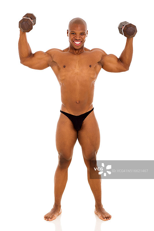 一位健壮的非洲裔美国男子在举哑铃图片素材