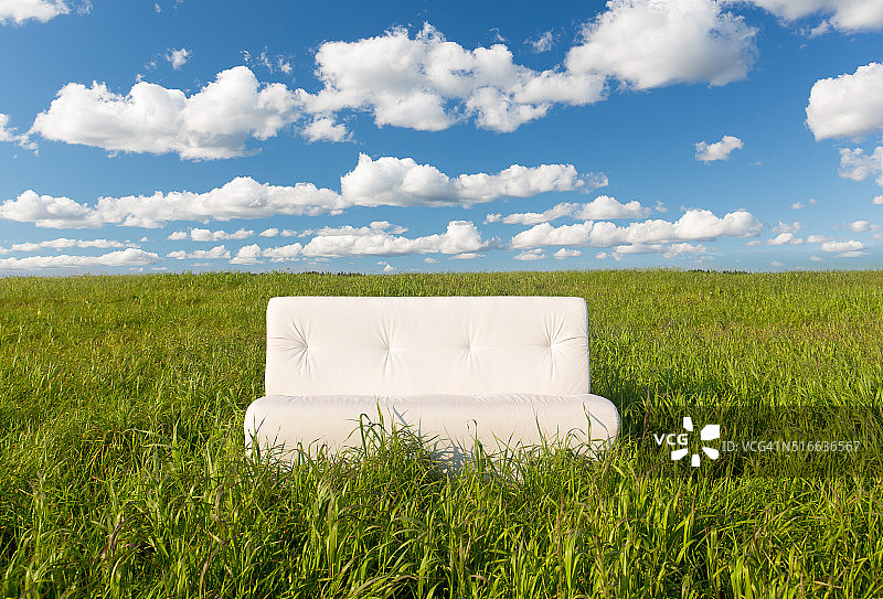 田野里的沙发图片素材