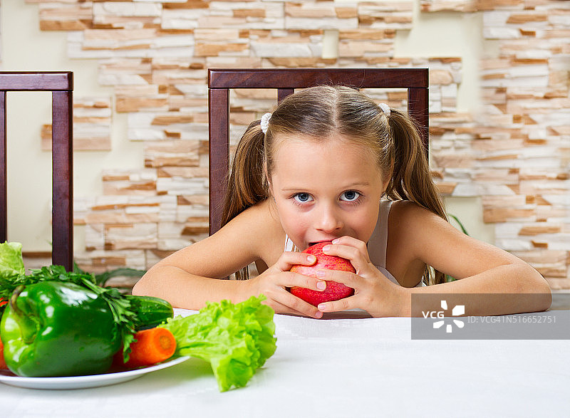 吃苹果的小女孩图片素材