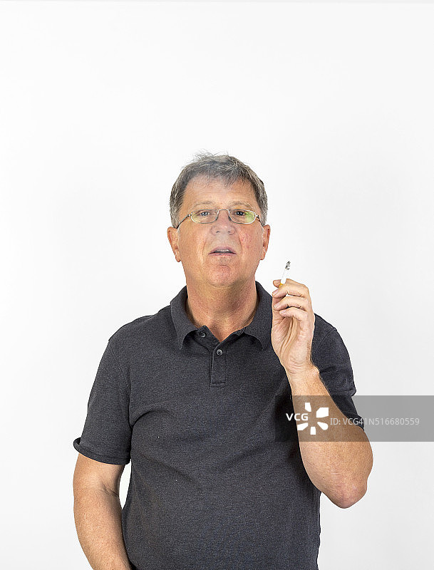 男人抽烟图片素材