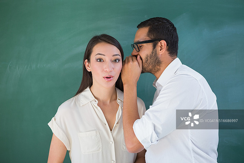 男人在朋友耳边窃窃私语图片素材