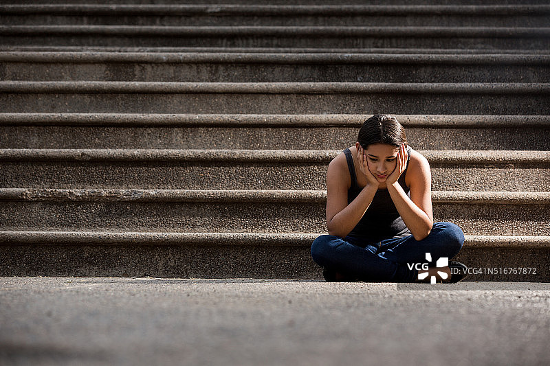 沉思的少女图片素材