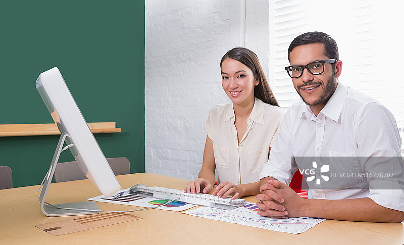 在办公室开会的休闲同事图片素材