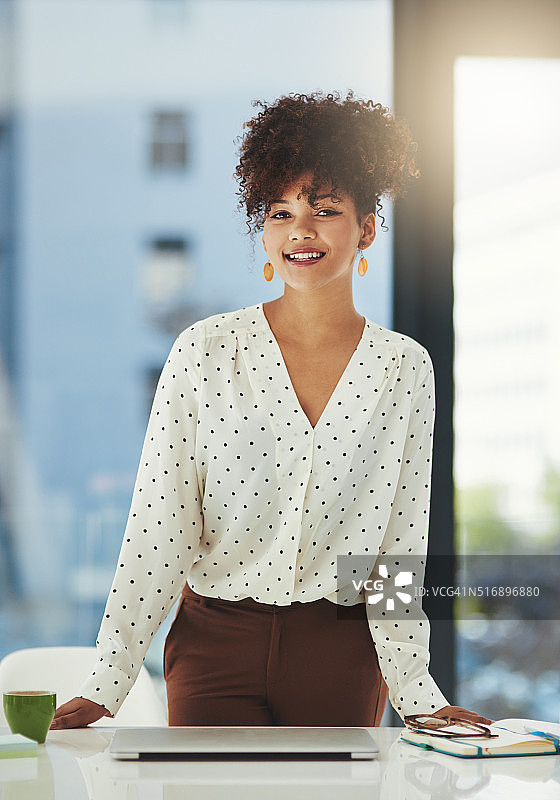 充满雄心壮志的年轻人图片素材