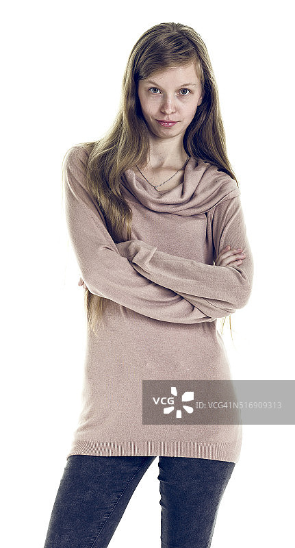 在白色背景前摆姿势的年轻漂亮的长发女子图片素材