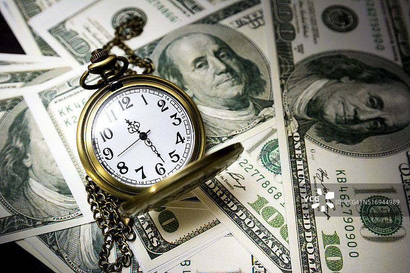 怀表与钞票：时间就是金钱图片素材