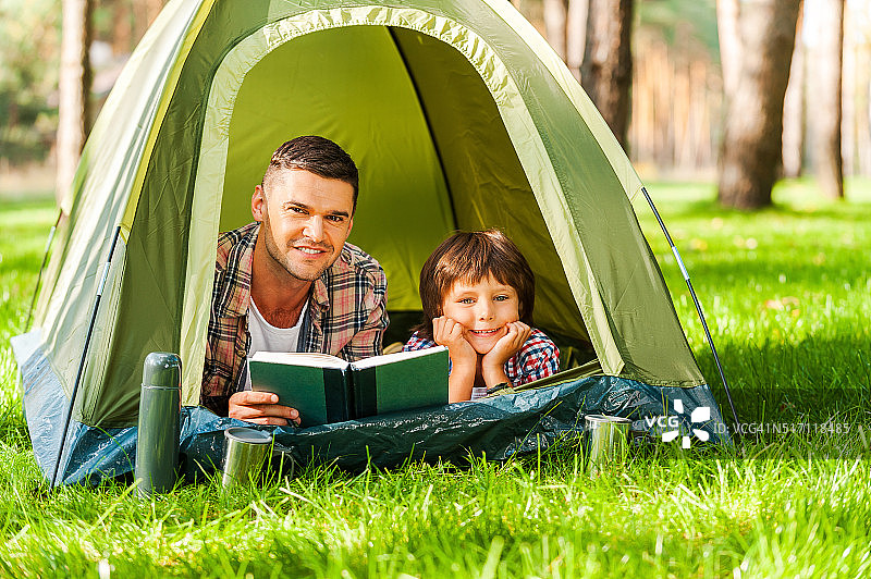 一起露营的乐趣图片素材