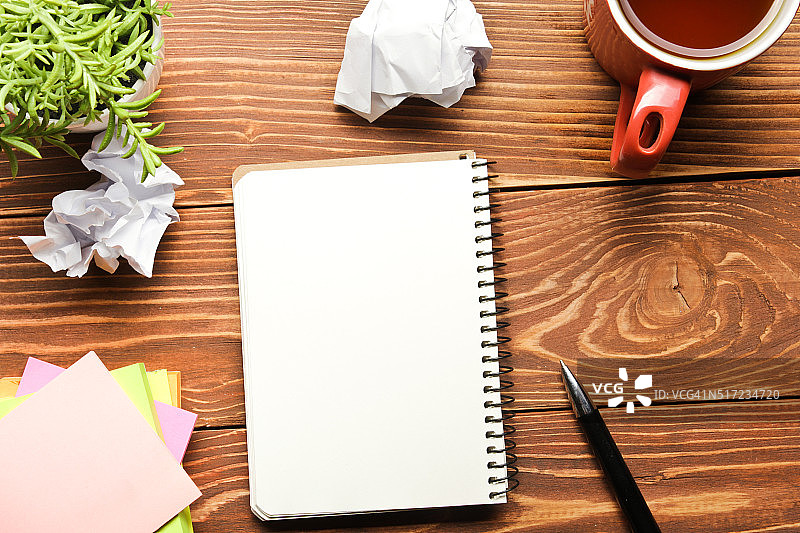 带有用品和皱巴巴纸张的办公桌俯视图图片素材