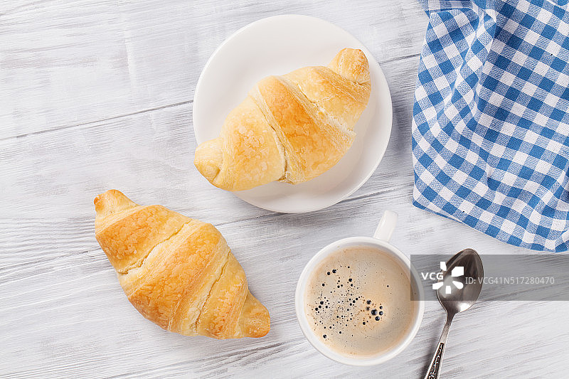 新鲜牛角包和咖啡图片素材