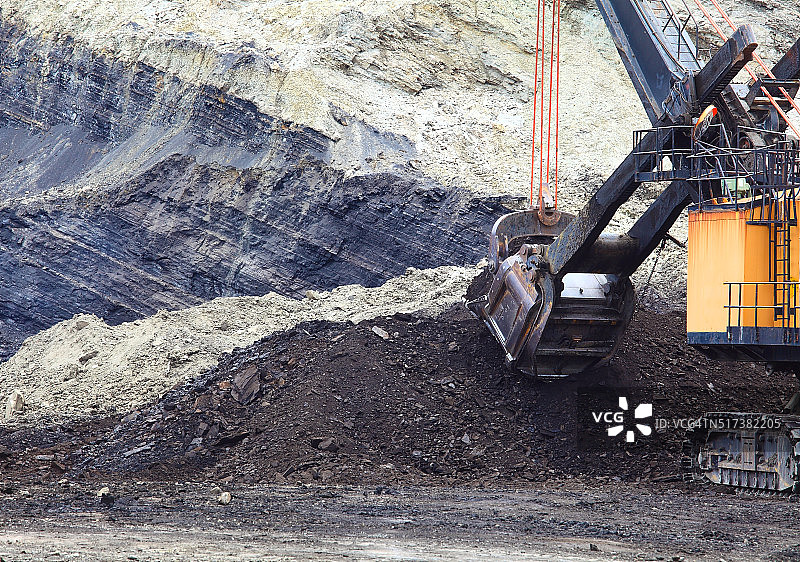 矿用卡车装载矿石图片素材