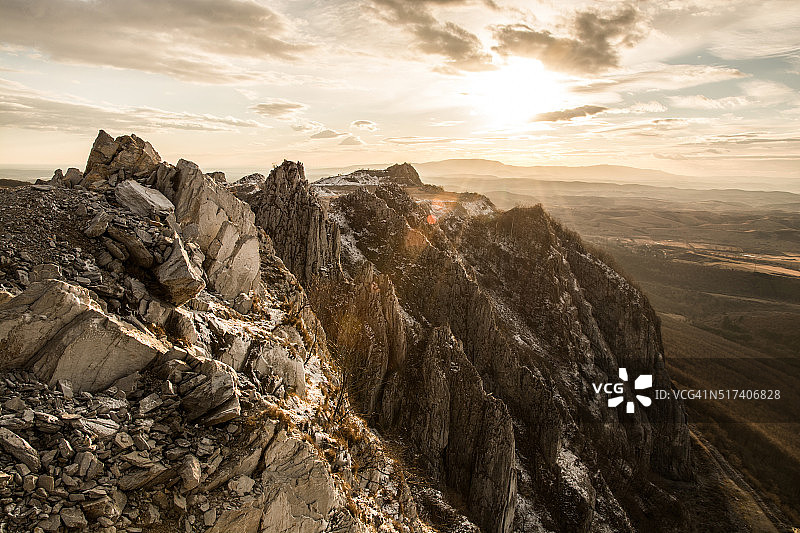 岩石山脉与日落图片素材