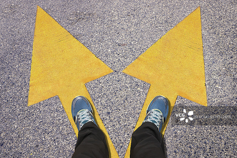 路面上绘制的“工作与生活”字样和脚图片素材