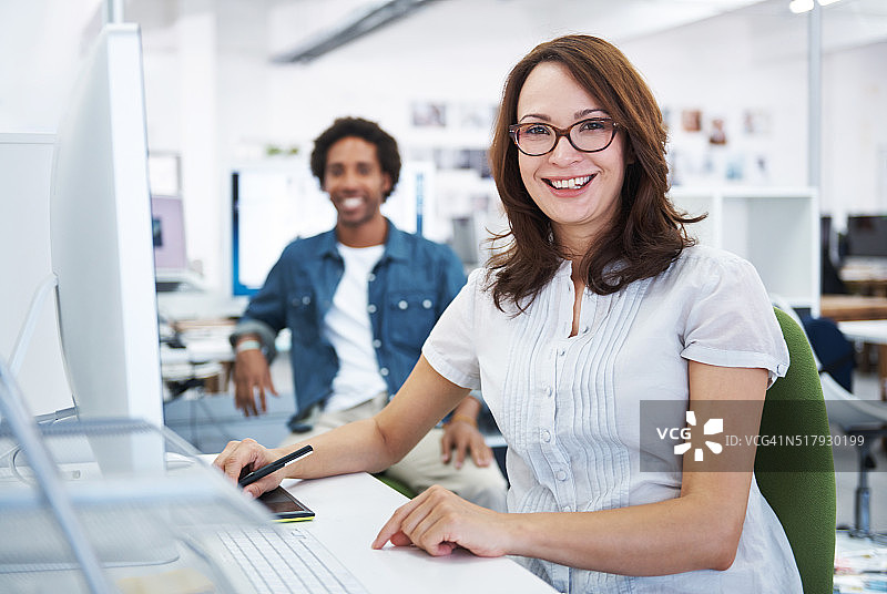 她是一位模范员工图片素材