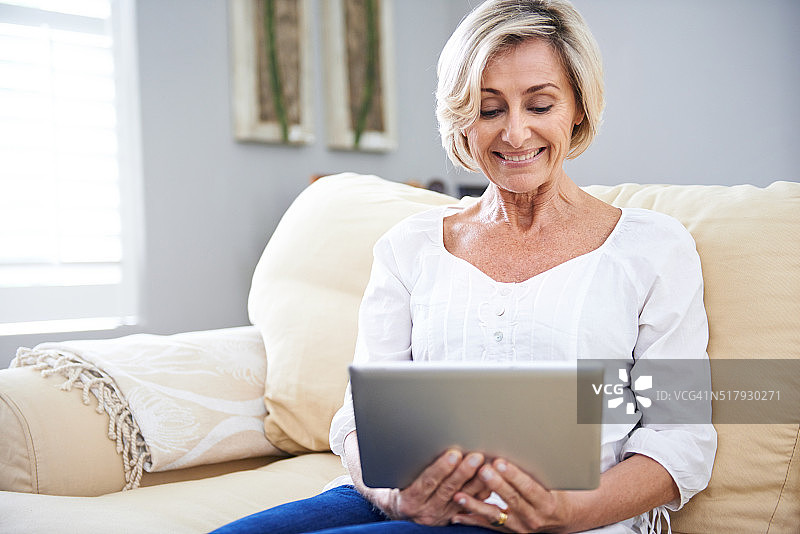 观看她最喜欢的节目图片素材