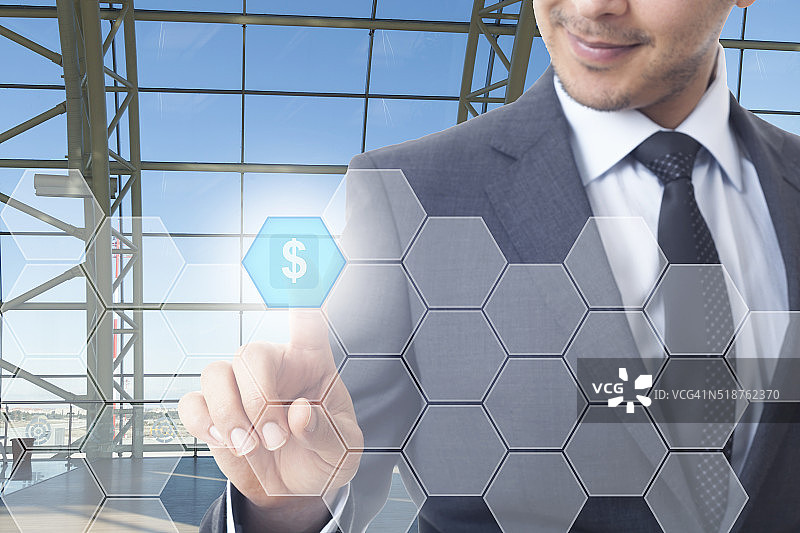 手指按下触摸屏界面上的按钮图片素材